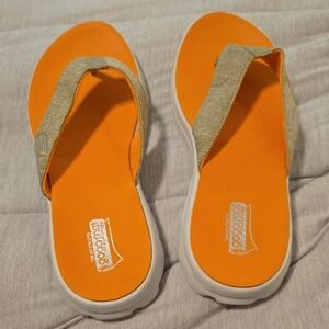 NWOT Skechers Goga Mat Peach and Tan Flip Flops Size 9